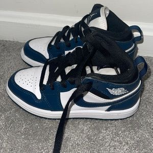 Gently worn blue and white Jordan 1s size 12c